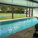 @ 10 Personnes Avec Piscine Intérieure 31 Degrés Zoo De 24 H Du Mans Appartamento *