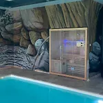 @ 10 Personnes Avec Piscine Intérieure 31 Degrés Zoo De 24 H Du Mans * La Flèche