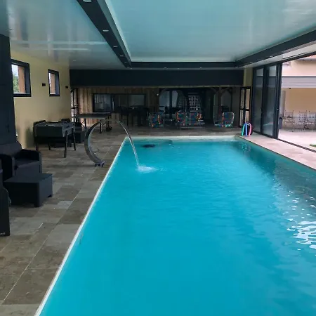 @ 10 Personnes Avec Piscine Intérieure 31 Degrés Zoo De 24 H Du Mans Appartement *