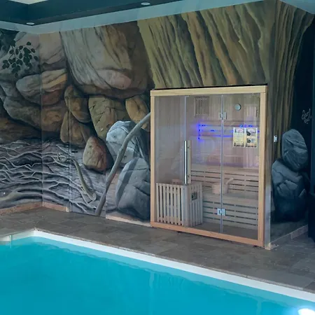 @ 10 Personnes Avec Piscine Interieure 31 Degres Zoo De 24 H Du Mans * La Flèche